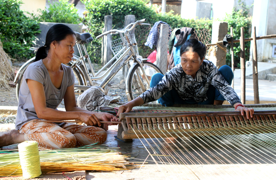 Nghề dệt chiếu cói tạo việc làm ổn định và tăng thu nhập cho phụ nữ Phú Tân.