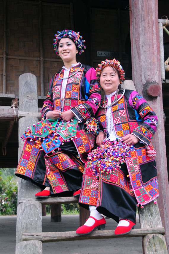 Mặc dù đã có quá trình lâu dài giao thoa văn hóa với các dân tộc anh em, nhưng phụ nữ Lô Lô vẫn gìn giữ phong cách trang phục truyền thống như một bản sắc riêng của dân tộc mình.