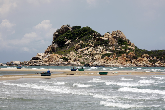 Không chỉ có đường bờ biển dài, ở đây còn có những doi cát trắng ăn sâu ra biển. Phan Thiết là một trong những vùng ít mưa nhất ở Việt Nam. Khí hậu quanh năm nắng nóng thích hợp cho các kỳ nghỉ.