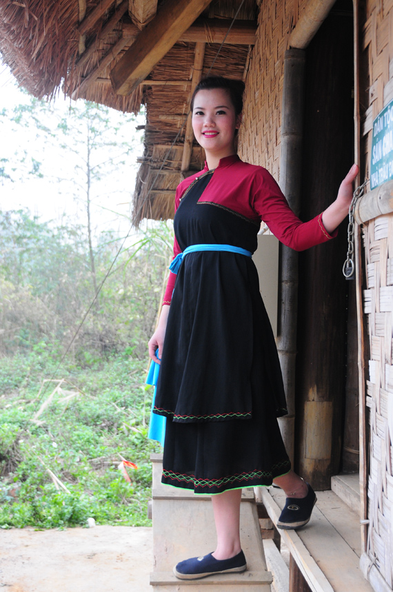 Với gam màu đỏ, chàm chủ đạo, các họa tiết hoa văn trang trí nhẹ nhàng, sinh động, trang phục truyền thống đã tạo nên sức quyến rũ nổi bật cho phụ nữ dân tộc Sán Chay.