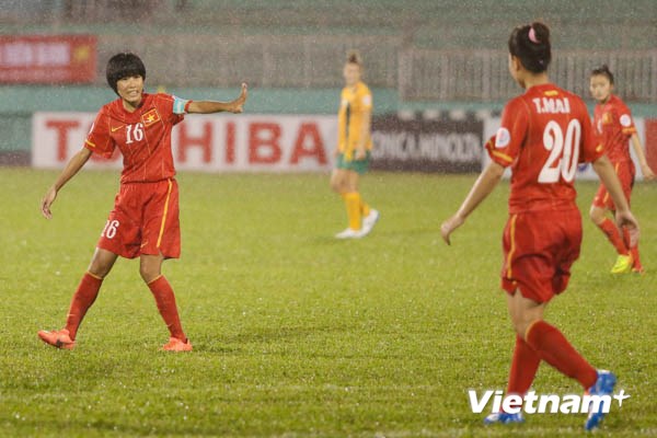 Hiệp hai bắt đầu với cơn mưa phủ kín bầu trời Thống Nhất. Lê Thị Thương (16) cũng rời sân sau đó ít phút