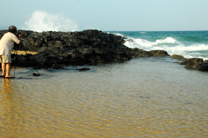 Một nghệ sĩ nhiếp ảnh ghi hình biển Bãi Xép với những cột sóng tung cao