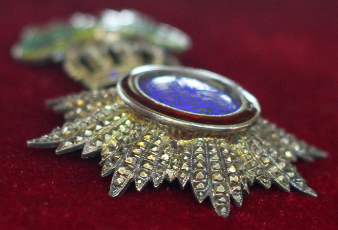 Huy chương nhất bội tinh được triều đình ban tặng cho các quan, tướng sĩ lập công. 