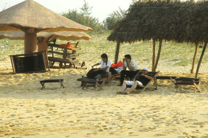 Những cây dù rơm mềm mại mọc trên bãi cát vàng của Bãi Xép, nơi dành cho khách phơi nắng, ngắm biển, đọc sách