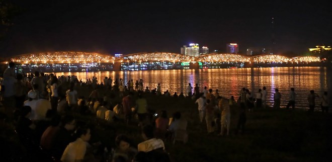 Đông đảo người dân và du khách chiêm ngưỡng cây cầu 115 tuổi sáng lung linh trên dòng sông Hương.