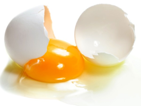 Bạn chỉ sử dụng lòng trắng trứng để loại bỏ vùng da bị rám nắng. Áp lòng trắng trứng vào vùng da bị rám nắng và để khô. Sau đó, rửa sạch bằng nước lạnh. Lòng trắng trứng có khả năng làm sạch và loại bỏ độc tố. Vì vậy, nó không chỉ giúp da săn chắc, dẻo dai mà còn làm sáng da.