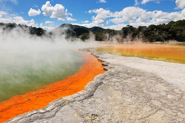 Hồ nước nóng Wai-O-Tapu ở Taupo, New Zealand được tạo ra từ các mạch ngầm của dãy núi lửa trong khu vực. Cấu trúc địa chất đặc biệt của vùng đất này đã tạo thành nhiều màu sắc kỳ ảo cho hồ nước nóng Wai-O-Tapu. 