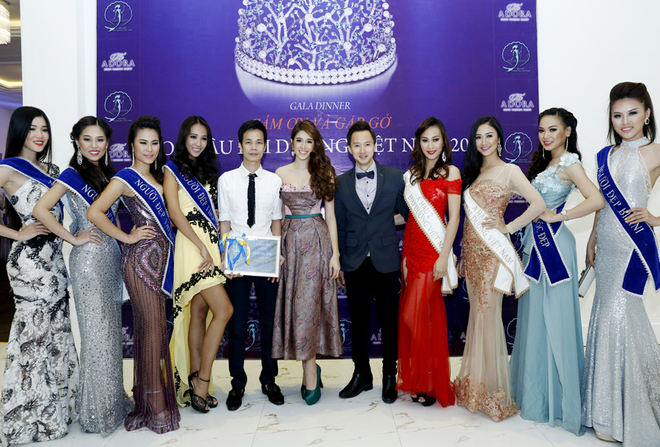 Nhà thiết kế Hoàng Hải (thứ năm từ trái sang) bên các người đẹp của cuộc thi Hoa hậu Đại Dương.