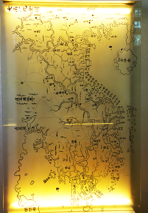  Đại Nam nhất thống chí toàn đồ do vua Minh Mạng cho vẽ vào năm 1838, có thể hiện hai địa danh Hoàng Sa và Vạn lý Trường Sa bằng chữ Hán