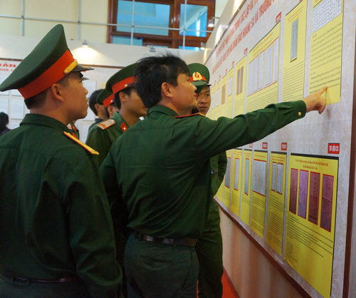  ... và các chiến sỹ thuộc Tỉnh đội Phú Yên cũng rất quan tâm đến các thông tin tại triển lãm