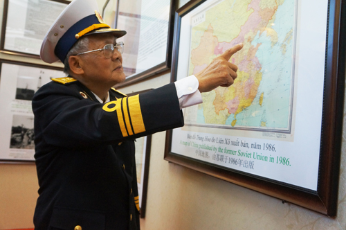 Những cán bộ, sỹ quan Hải quân năm xưa  giờ đã nghỉ hưu cũng không thể bỏ qua cuộc triển lãm này 