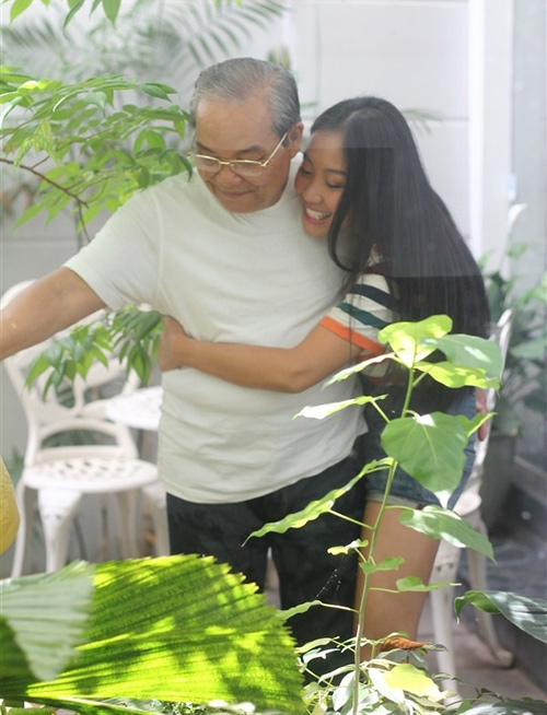 Khoảnh khắc hạnh phúc của Đoan Trang bên bố. 