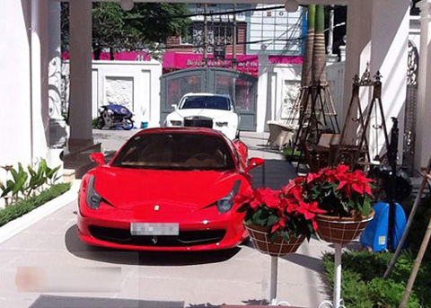 Theo ước tính, tổng giá trị của những chiếc xe này lên tới 60 tỷ. Chiếc siêu xe màu đỏ ưa thích của Phan Thành.