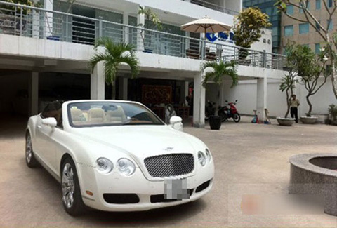 Chiếc xe mui trần màu trắng của Phan Thành.