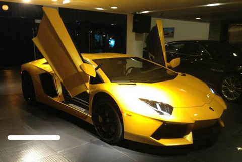 Chiếc Lamborghini Aventador màu vàng của Cường đôla được đồn thổi có giá lên tới 25 tỷ.