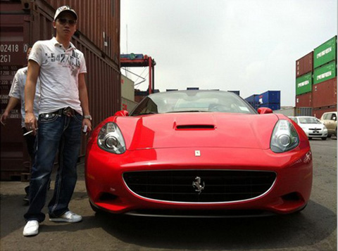 Chiếc Ferrari California màu đỏ đời 2010 của Đỗ Bình Dương có giá lên tới 5 tỷ.