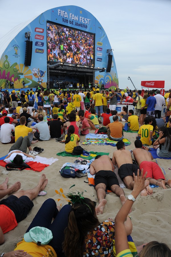 Một số fan lại nằm dài trên bờ biển theo dõi trận đấu giữa Brazil và Cameroon.