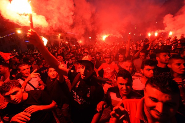 Ở quê nhà, đám đông fan Algeria trở nên điên loạn sau chiến thắng vẻ vang của đội nhà trước Hàn Quốc.