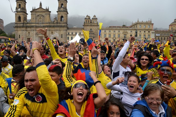Ở một địa điểm công cộng tại Bogota, các fan Colombia như phát điên sau trận thắng kịch tính của đội tuyển nước nhà trước Bờ Biển Ngà.