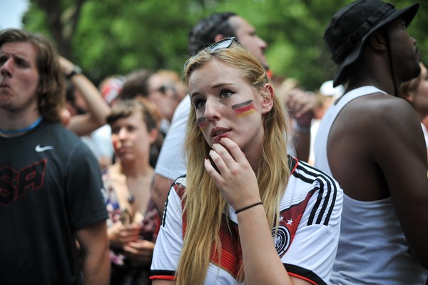 Một CĐV của Đức hòa chung với đám đông fan bóng đá Mỹ theo dõi trận đại chiến giữa 2 đội. Ảnh chụp tại Washington. 