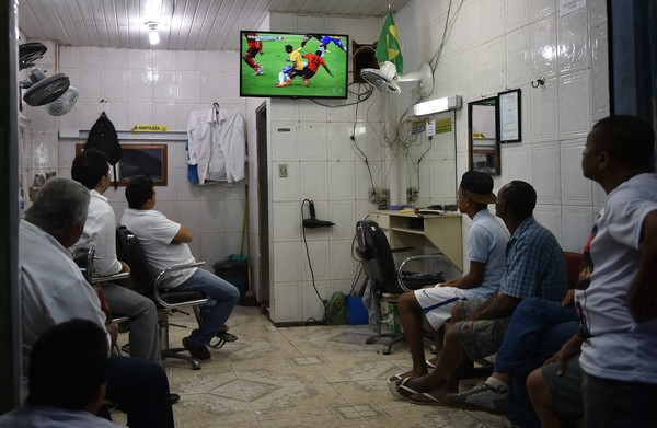 Fan Brazil tập trung xem trận Brazil - Mexico qua màn ảnh nhỏ. Ảnh chụp tại Rocinha, khu ổ chuột lớn nhất Rio.