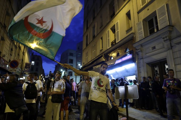 Một fan Algeria sống tại Paris vẫy cờ tổ quốc khi Slimani ghi bàn thắng gỡ hòa cho đội nhà. Kết quả hòa 1-1 giúp đội bóng quê hương anh chàng này lần đầu tiên lọt qua vòng đấu bảng World Cup.