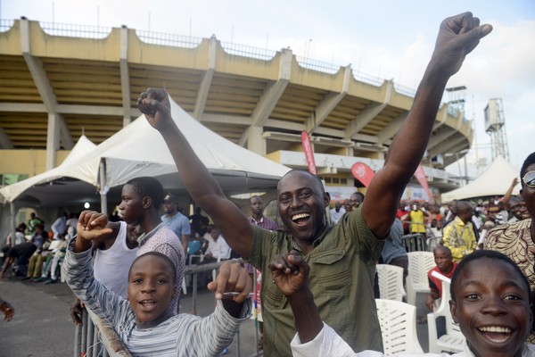 Không có điều kiện tới Brazil, hàng chục ngàn fan Nigeria đã tập trung bên ngoài SVĐ quốc gia tại thủ đô Lagos để theo dõi trận đấu sống còn giữa Đại bàng xanh và Argentia. Dù đội nhà thua 2-3 nhưng những fan này vẫn tỏ ra vô cùng hưng phấn vì đội tuyển quốc gia đã vượt qua vòng bảng.
