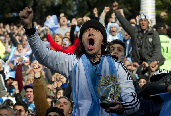 Hàng chục ngàn CĐV Argentina cùng tập trung tại một địa điểm công cộng ở thủ đô Buenos Aires để theo dõi đội tuyển quốc gia thi đấu với Nigeria. Anh chàng CĐV này có lẽ là người hạnh phúc nhất bởi thần tượng Messi của anh đã lập một cú đúp trong trận đấu này.