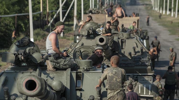 Quân đội chính phủ đang bao vây Luhansk.