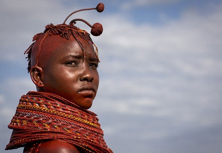 Cô gái trong bộ tộc Turkanna với những chiếc vòng cổ trĩu nặng