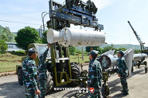 Xem tên lửa phòng không chủ lực của Việt Nam lắp ráp - Ảnh 10