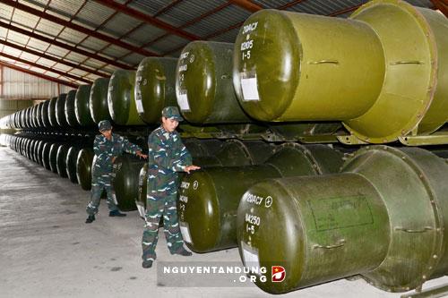 Xem tên lửa phòng không chủ lực của Việt Nam lắp ráp - Ảnh 1