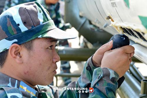Xem tên lửa phòng không chủ lực của Việt Nam lắp ráp - Ảnh 12