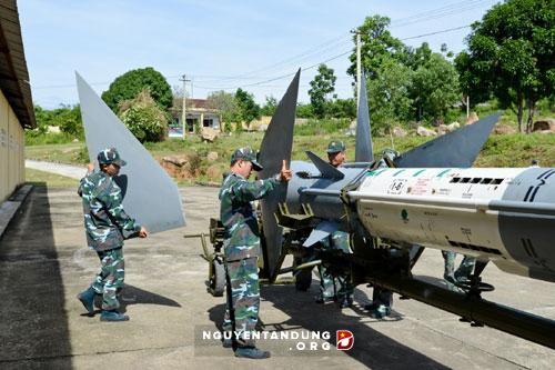 Xem tên lửa phòng không chủ lực của Việt Nam lắp ráp - Ảnh 13