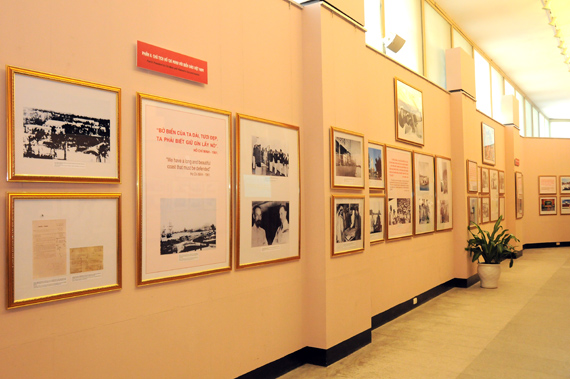 Những hình ảnh, tư liệu về Chủ tịch Hồ Chí Minh với biển đảo Việt Nam  được giới thiệu tại triển lãm.