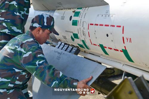 Xem tên lửa phòng không chủ lực của Việt Nam lắp ráp - Ảnh 11