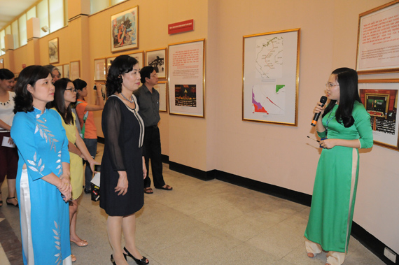 Hướng dẫn viên Bảo tàng Hồ Chí Minh giới thiệu khái quát về hoạt động kinh tế, văn hóa - xã hội, bảo vệ chủ quyền trên hai quần đảo Hoàng Sa và Trường Sa trong thời gian gần đây.
