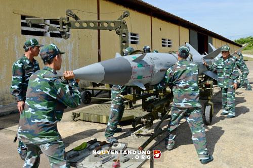 Xem tên lửa phòng không chủ lực của Việt Nam lắp ráp - Ảnh 15