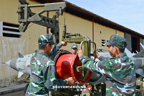 Xem tên lửa phòng không chủ lực của Việt Nam lắp ráp - Ảnh 14