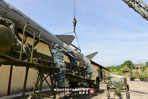 Xem tên lửa phòng không chủ lực của Việt Nam lắp ráp - Ảnh 18