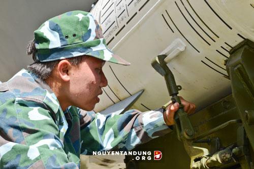 Xem tên lửa phòng không chủ lực của Việt Nam lắp ráp - Ảnh 19