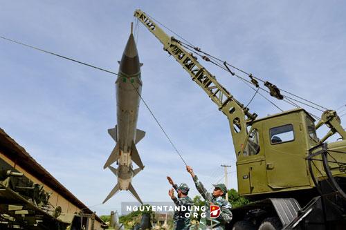 Xem tên lửa phòng không chủ lực của Việt Nam lắp ráp - Ảnh 17