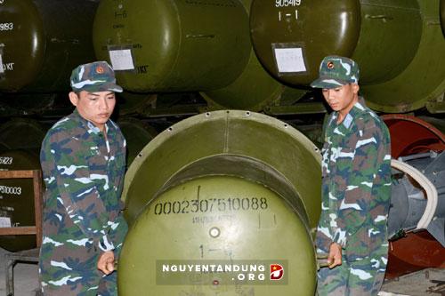 Xem tên lửa phòng không chủ lực của Việt Nam lắp ráp - Ảnh 2