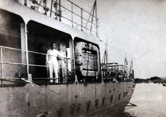 Chủ tịch Hồ Chí Minh trên boong tầu Đuymông Đuyêvin (Durmont D' urville) ngắm nhìn thành phố Hải Phòng sau chuyến thăm chính thức Cộng hòa Pháp, ngày 20-10-1946.