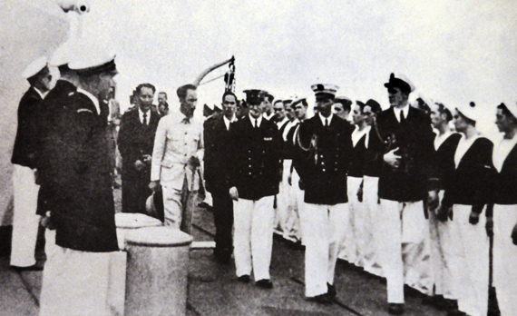 Các sĩ quan và thủy thủ tàu chiến Pháp Emine Bertin đón Chủ tịch Hồ Chí Minh khi Người ra Vịnh Hạ Long hội đàm với thủy sư đô đốc Pháp D’ argenlieu, ngày 24-3-1946.