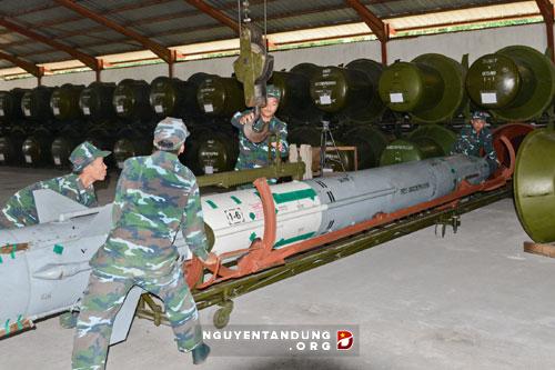 Xem tên lửa phòng không chủ lực của Việt Nam lắp ráp - Ảnh 4