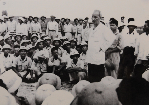 Chủ tịch Hồ Chí Minh nói chuyện với các cán bộ, chiến sĩ tiểu đoàn 5, trung đoàn 57, bộ đội bảo vệ Sầm Sơn, ngày 18-7-1960.