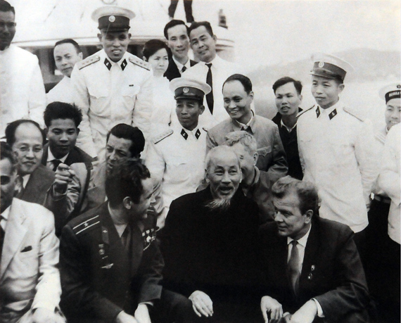Chủ tịch Hồ Chí Minh cùng anh hùng du hành vũ trụ Liên Xô Giéc-man Ti-tốp  thăm vịnh Hạ Long, ngày 22-1-1962.