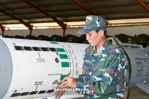 Xem tên lửa phòng không chủ lực của Việt Nam lắp ráp - Ảnh 9