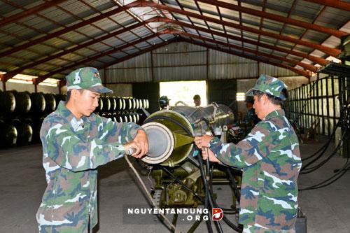 Xem tên lửa phòng không chủ lực của Việt Nam lắp ráp - Ảnh 7